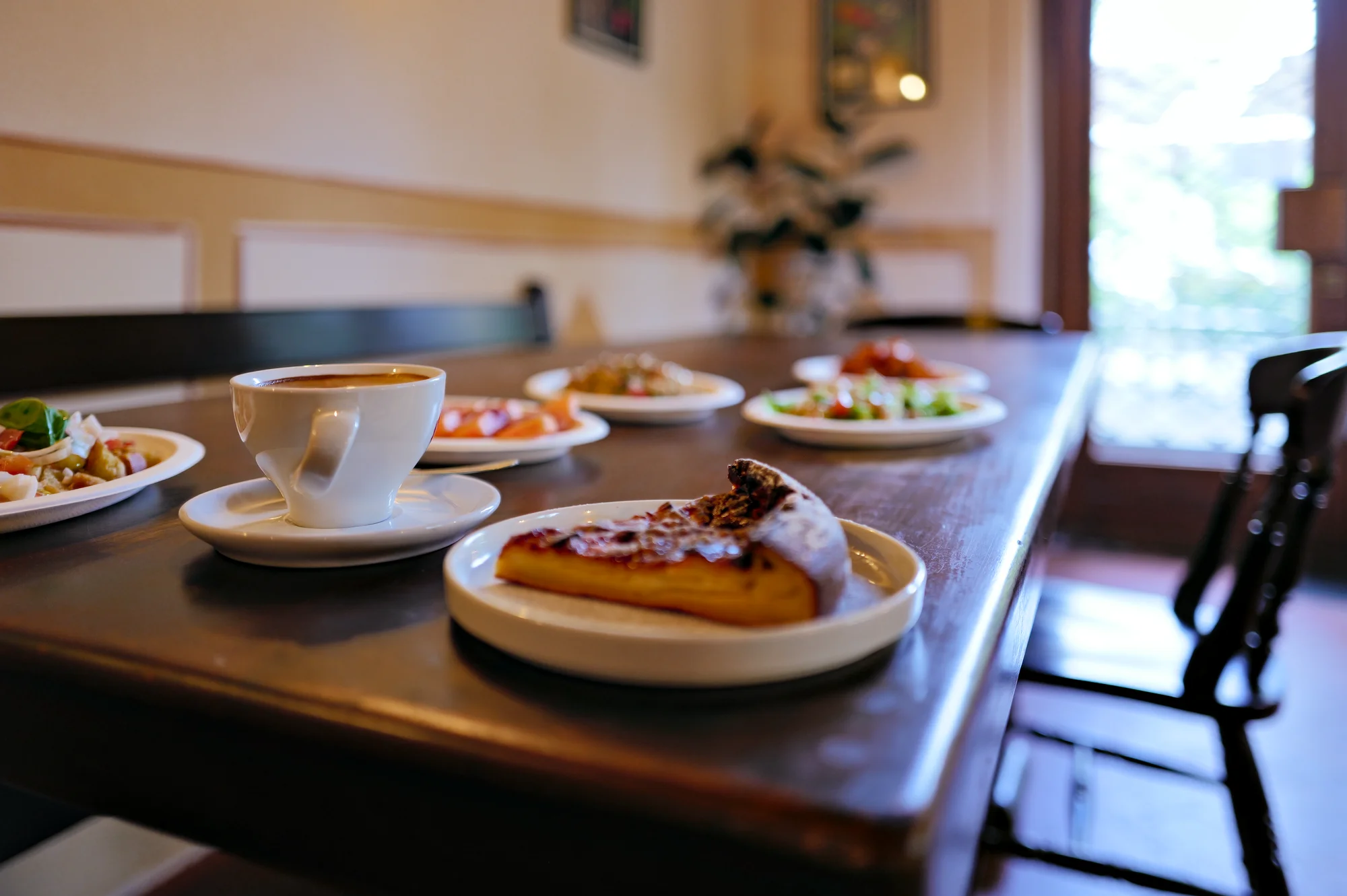 Piatto caldo in tavola